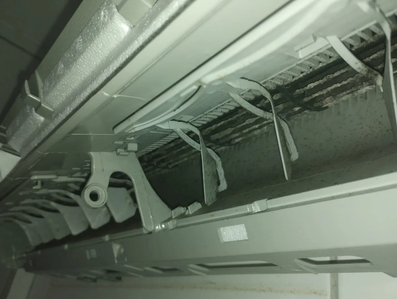 Close de aletas internas contaminadas em ar-condicionado precisando de limpeza