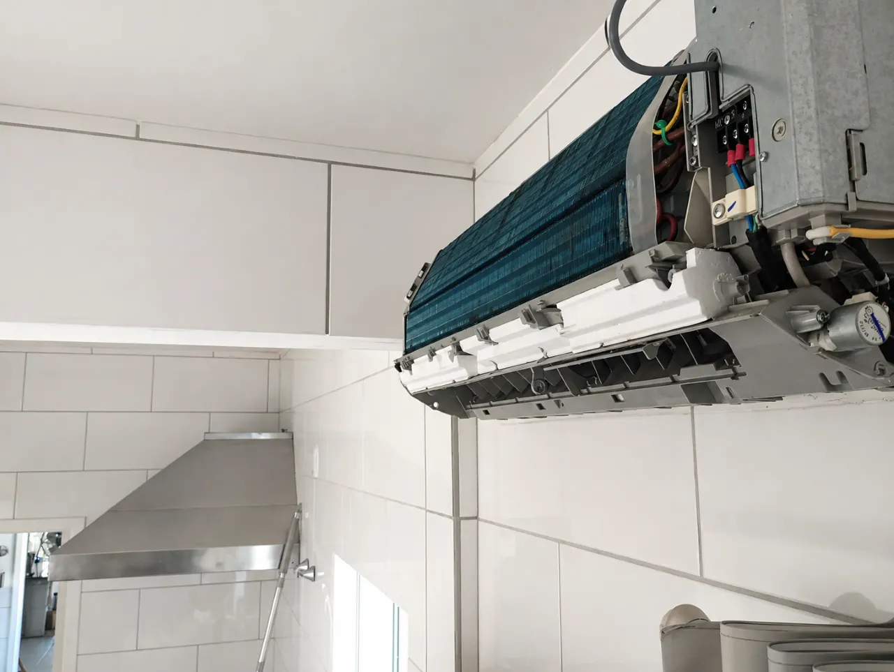 Serviço técnico e instalação de ar-condicionado em ambiente residencial no Sul de SC