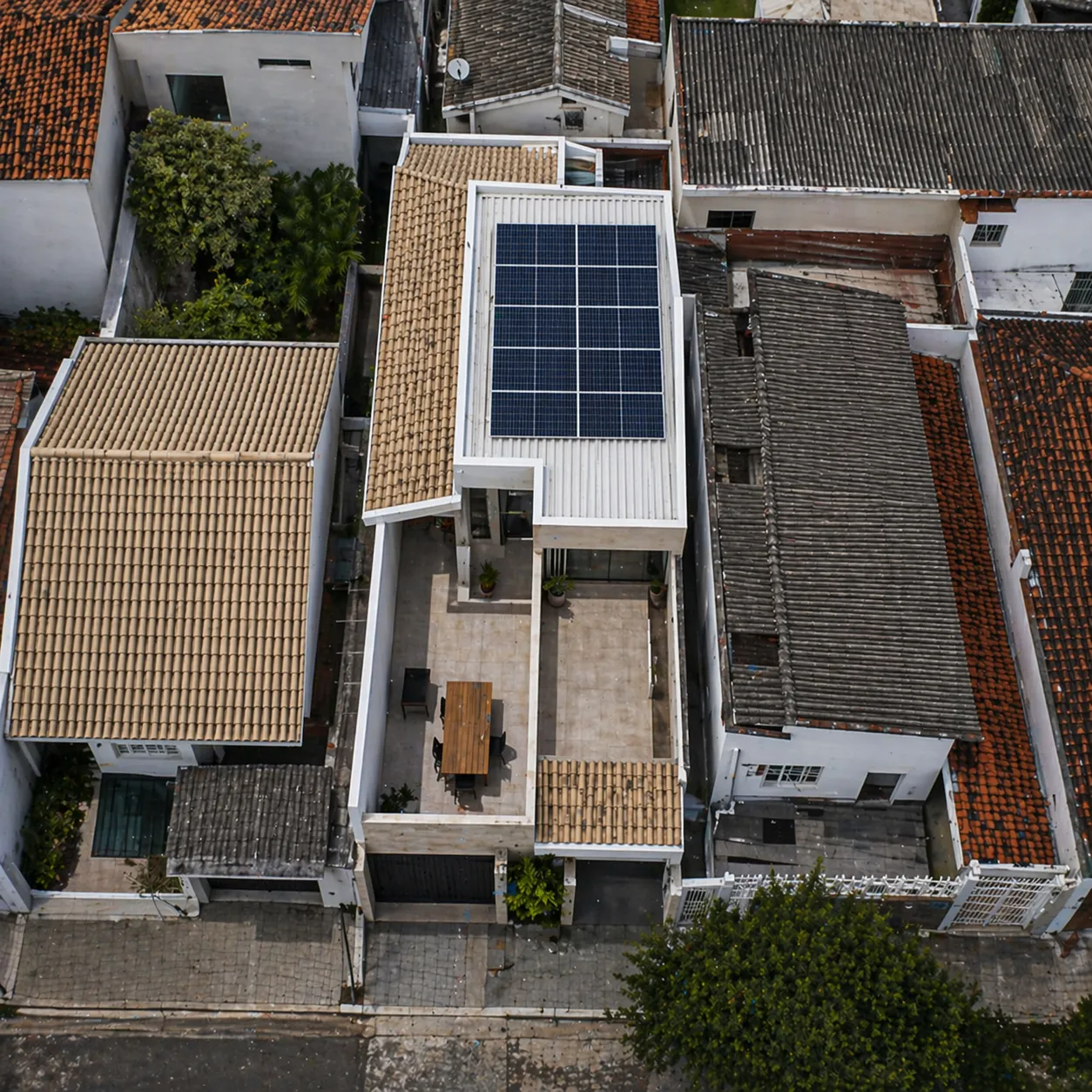 Sistema de energia solar residencial instalado em telhado branco em Tubarão SC