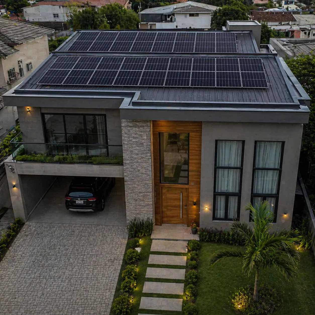 Sistema de energia solar residencial instalado em casa de alto padrão em Tubarão SC